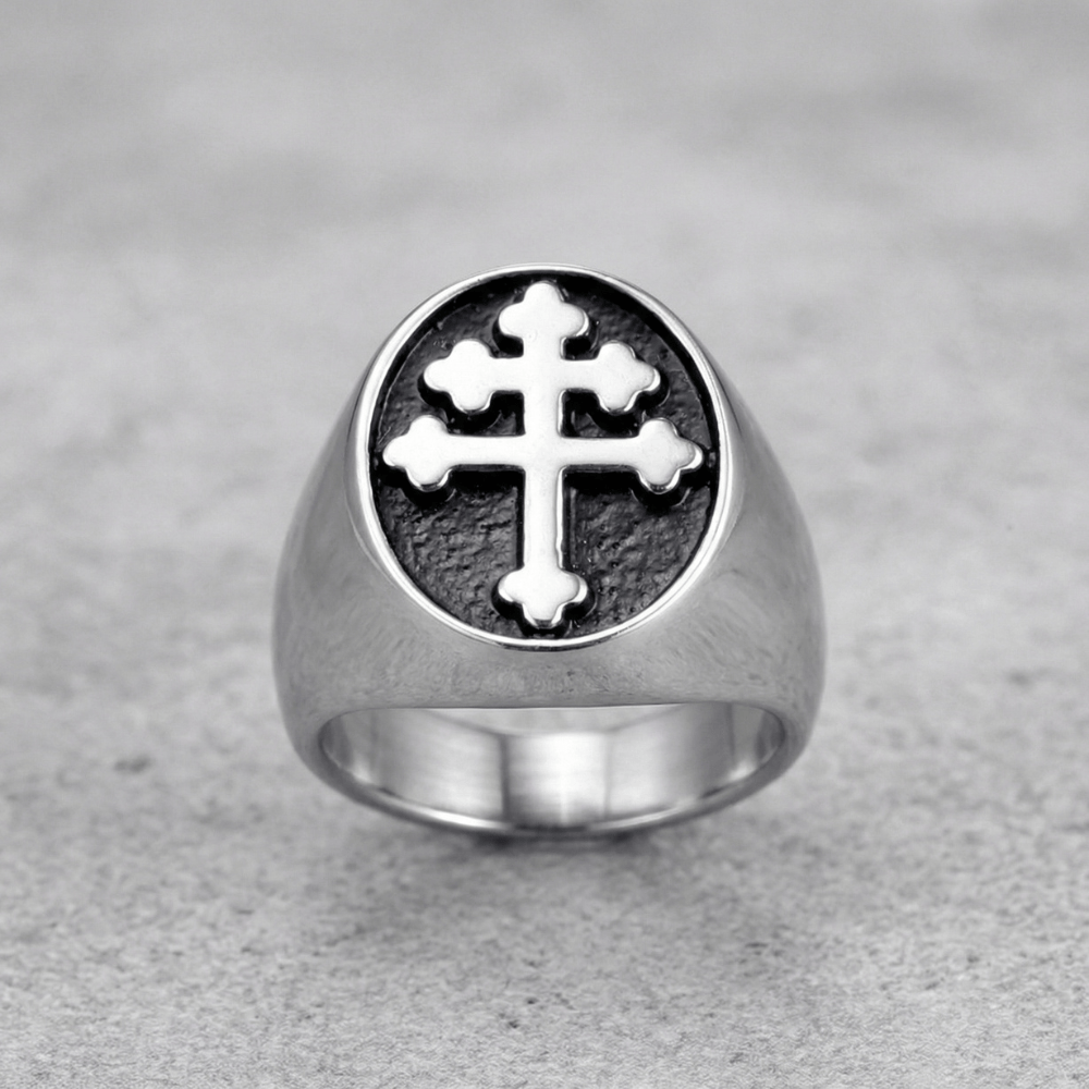 chevalière homme argent croix plateau ovale fond noir détail acier