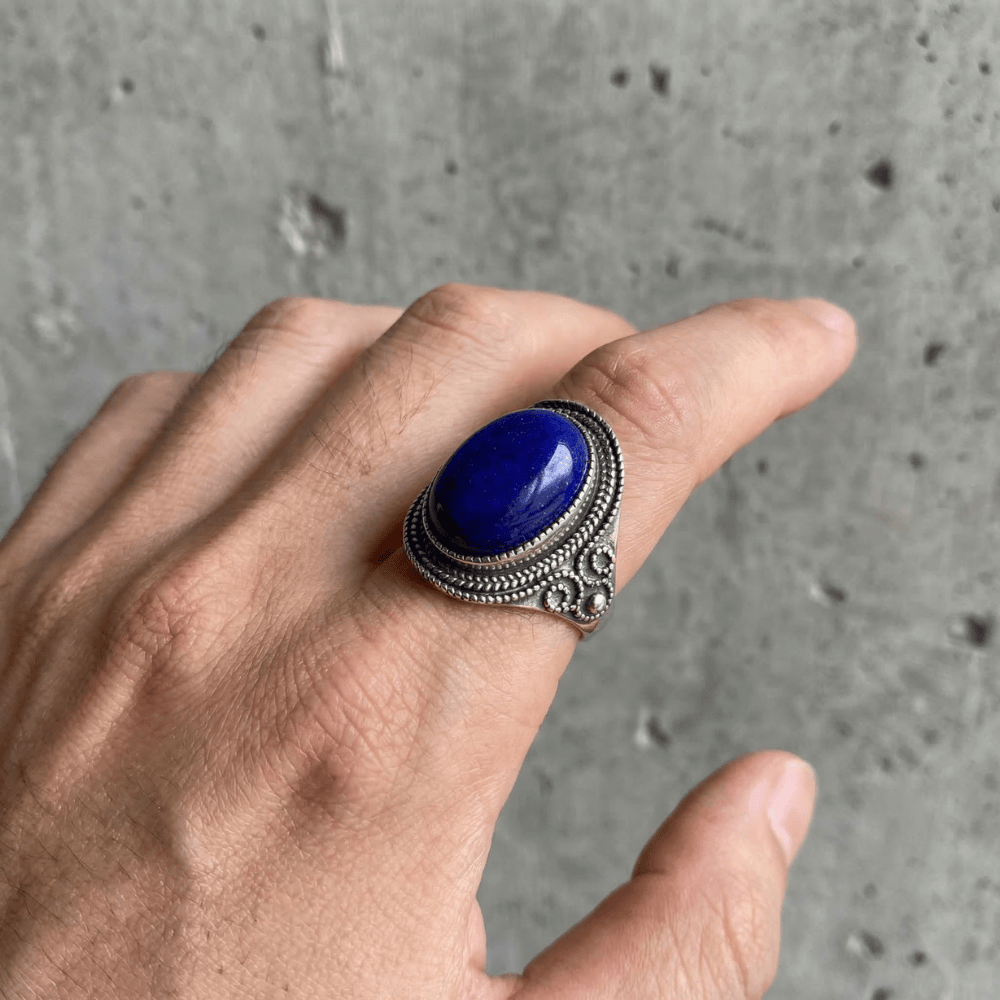 Chevalière lapis lazuli homme argent portée index