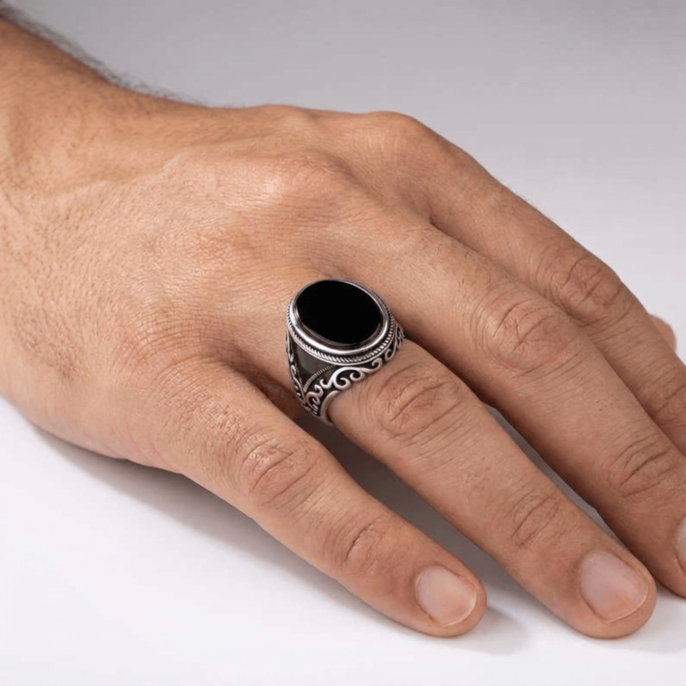 Chevalière onyx homme argent portée doigt annulaire