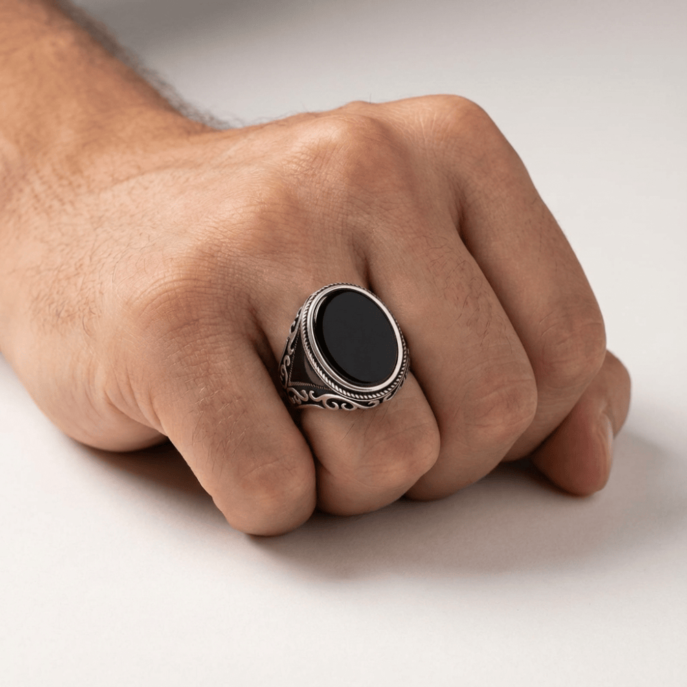 Bague chevalière homme onyx noire portée index