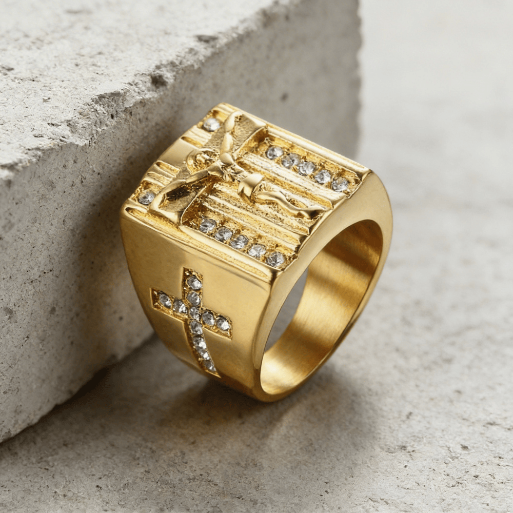 Bague chevalière homme plaqué or croix latérale zircons