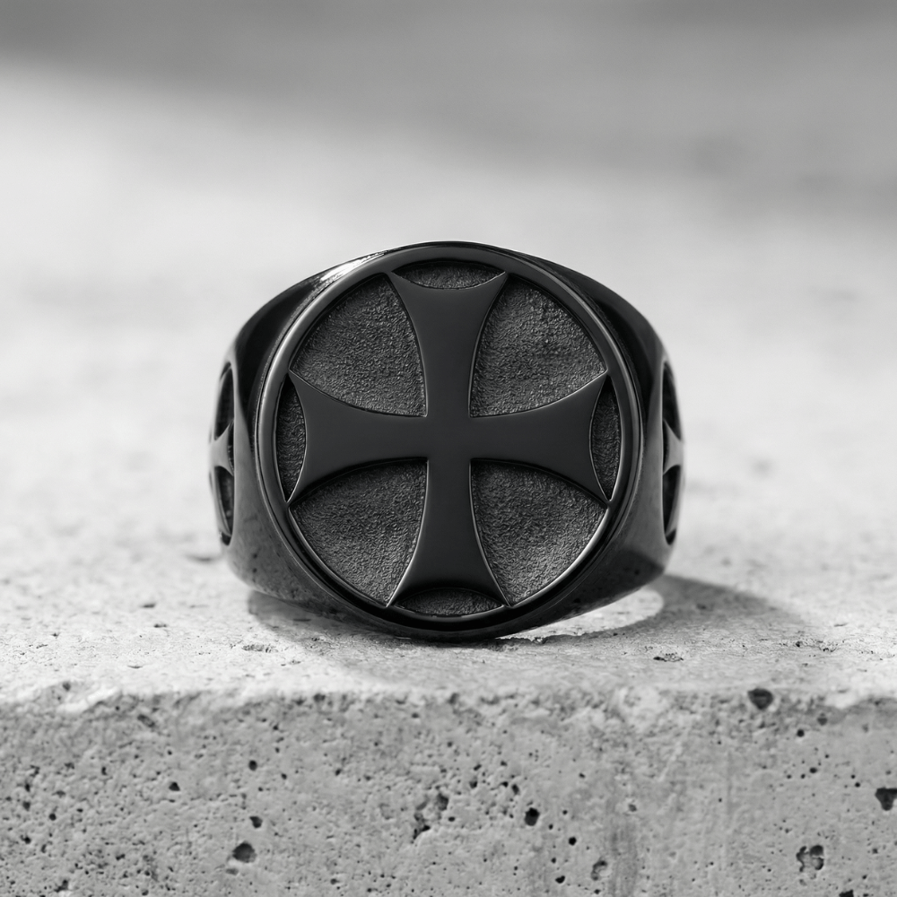 Chevalière croix homme noir plateau rond acier