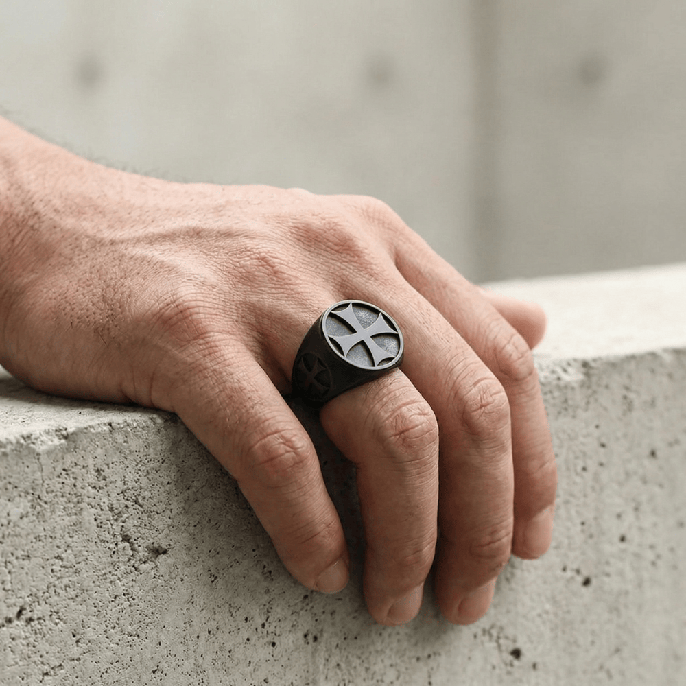 Bague chevalière homme noire croix templier portée