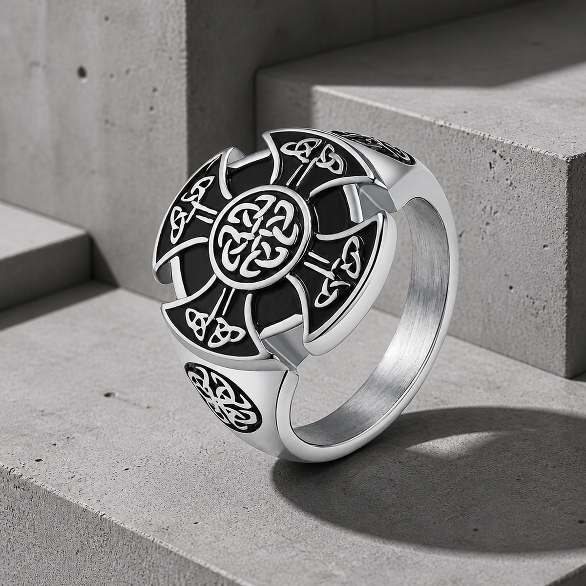 Chevalière croix homme en acier, croix de nœuds celtiques sur fond noir