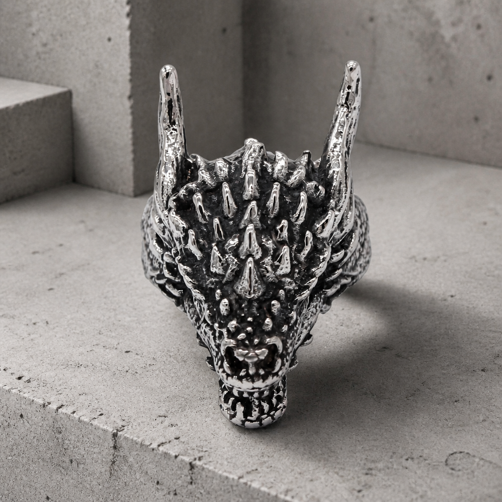 Chevalière dragon homme, tête de dragon vue de face avec cornes et crocs