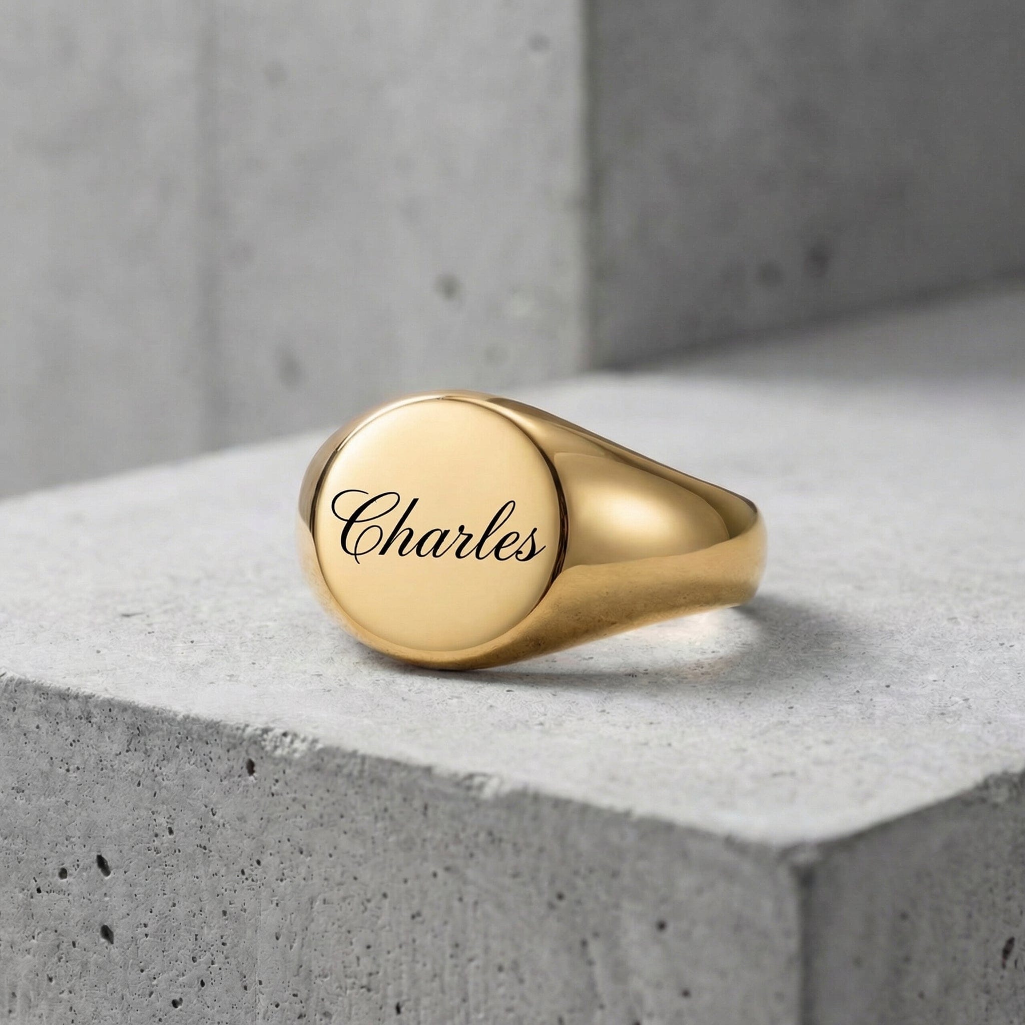 Chevalière fine homme or personnalisé prénom gravé plateau rond