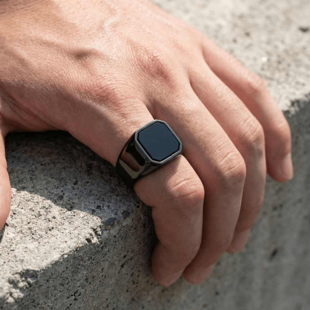 Chevalière onyx homme noire portée annulaire