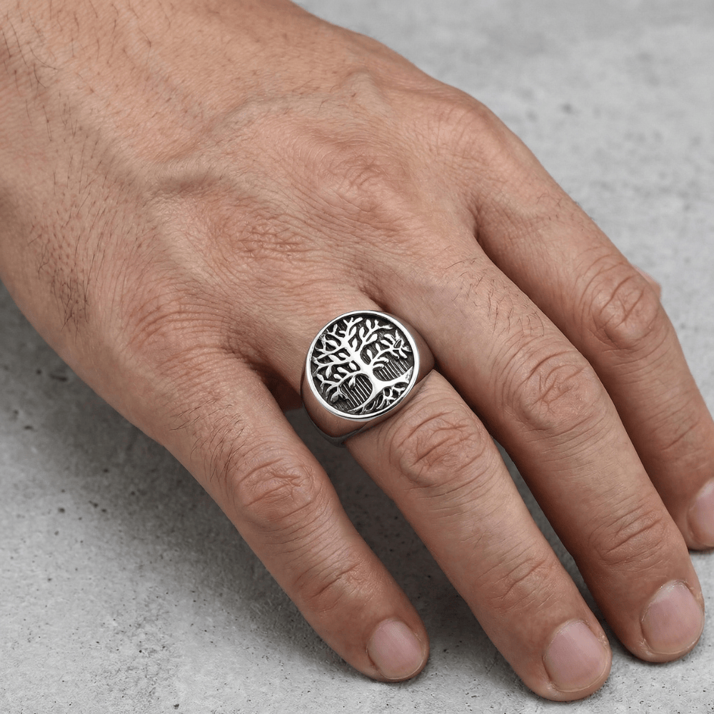 Chevalière arbre de vie homme portée index acier argenté