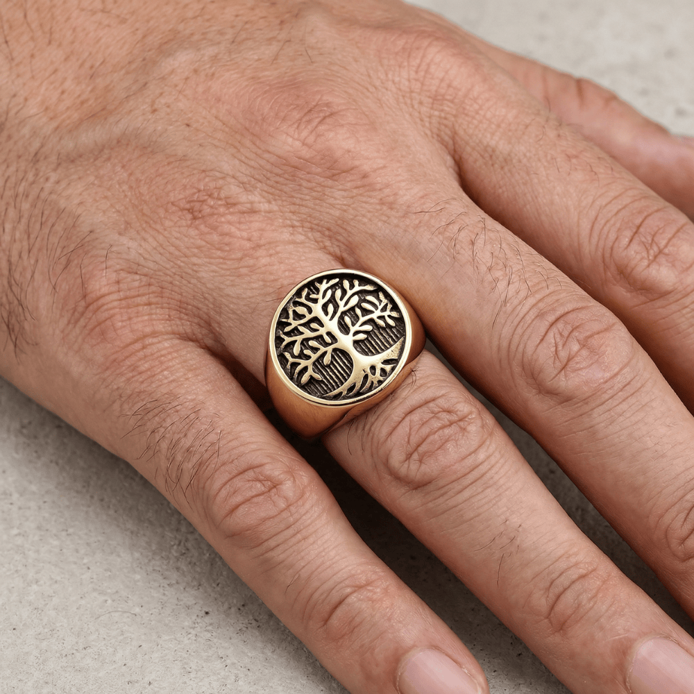 Bague chevalière homme arbre de vie portée annulaire version dorée