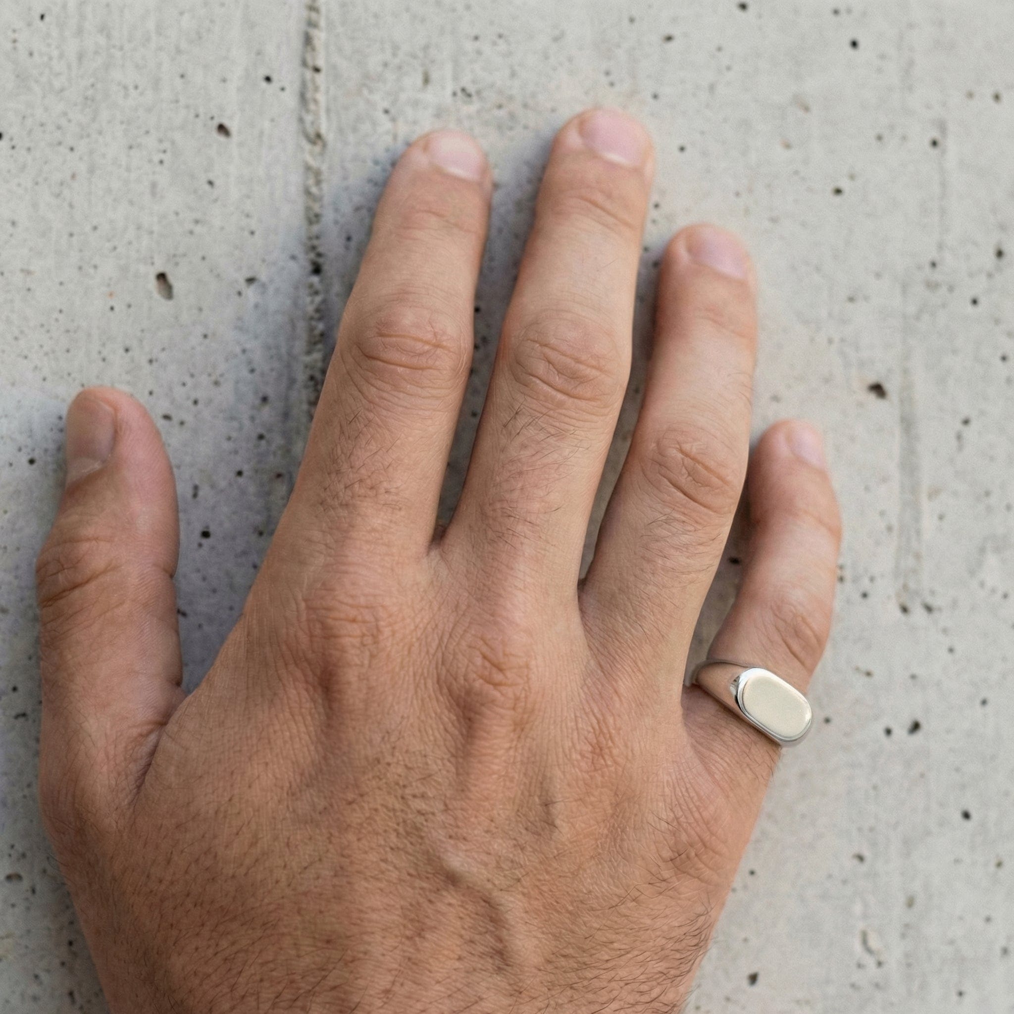 Chevalière auriculaire homme argent portée petit doigt personnalisé