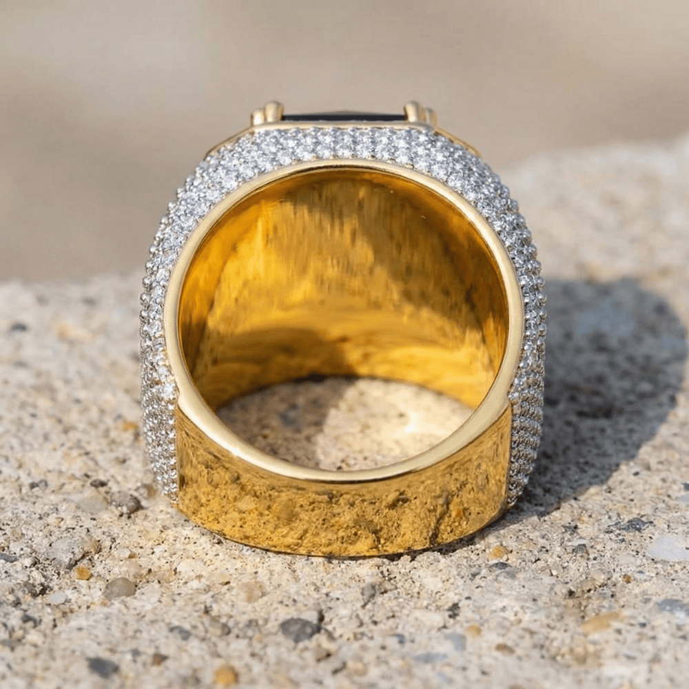 Chevalière homme or diamant intérieur doré zircons pavés dos