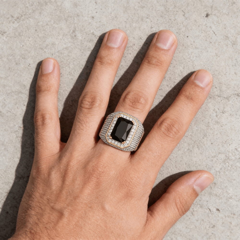 Chevalière pour homme or diamant onyx portée doigt annulaire