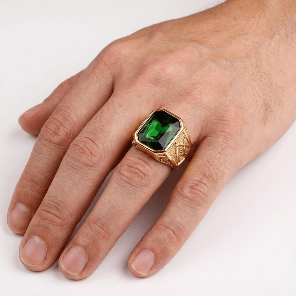 Bague chevalière or homme pierre verte émeraude portée