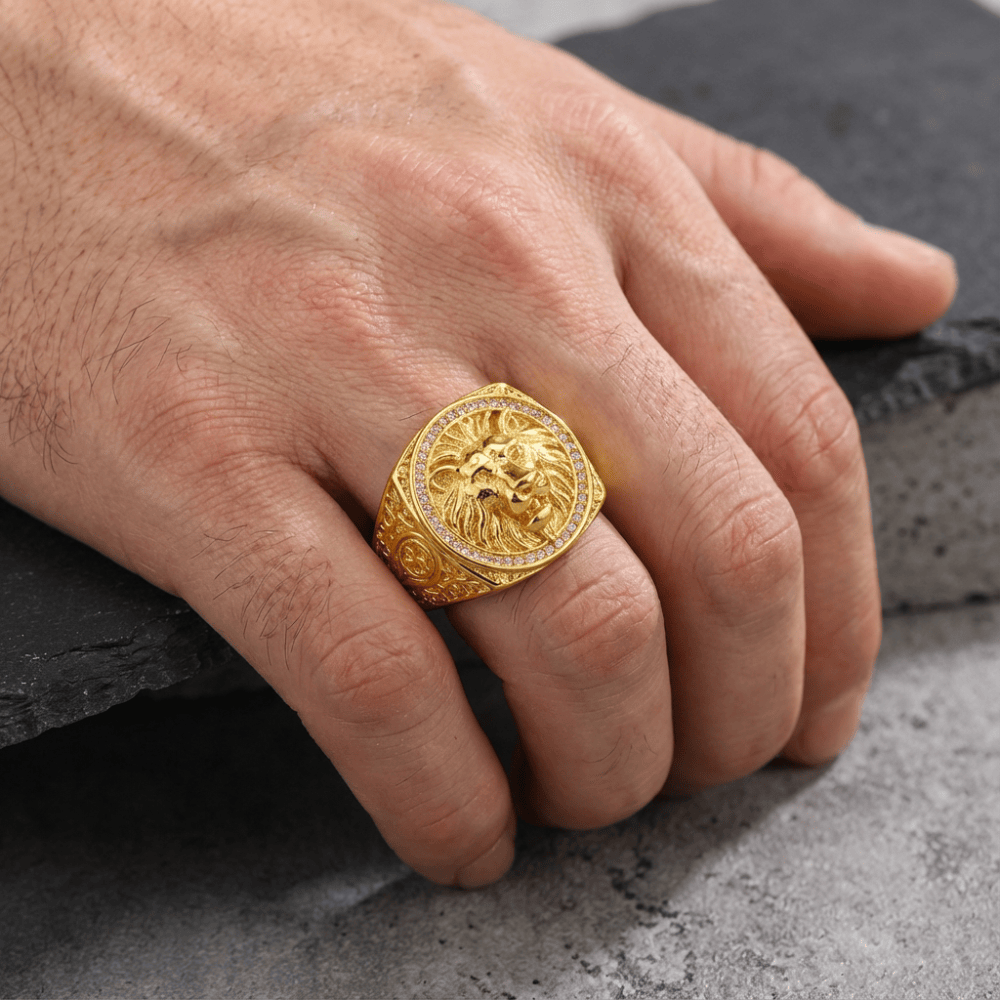 Chevalière en or pour homme lion grosse bague portée