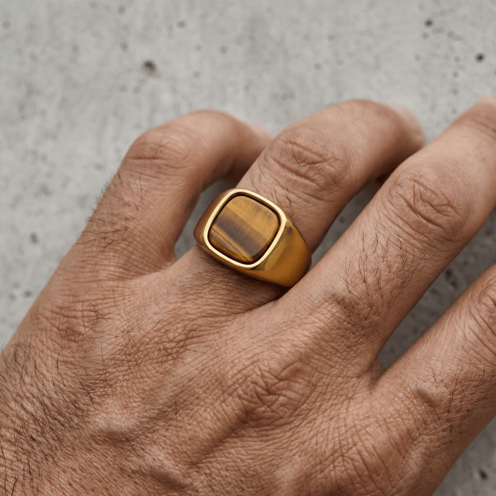 Chevalière onyx homme or portée doigt annulaire