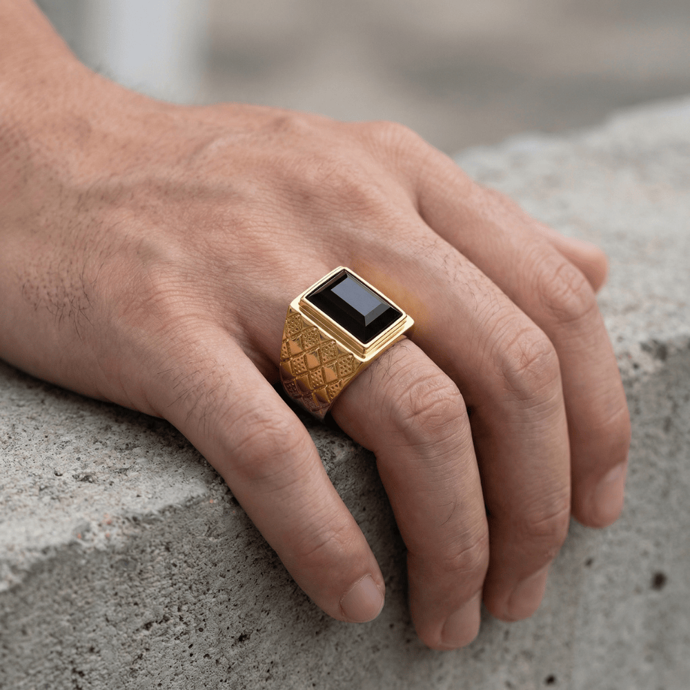 Bague chevalière homme onyx noire or portée doigt