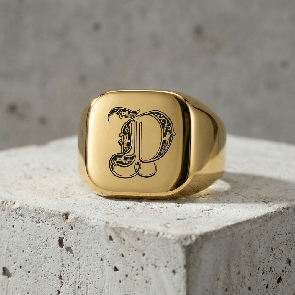 chevalière homme or personnalisable initiale gravée plateau coussin acier inoxydable