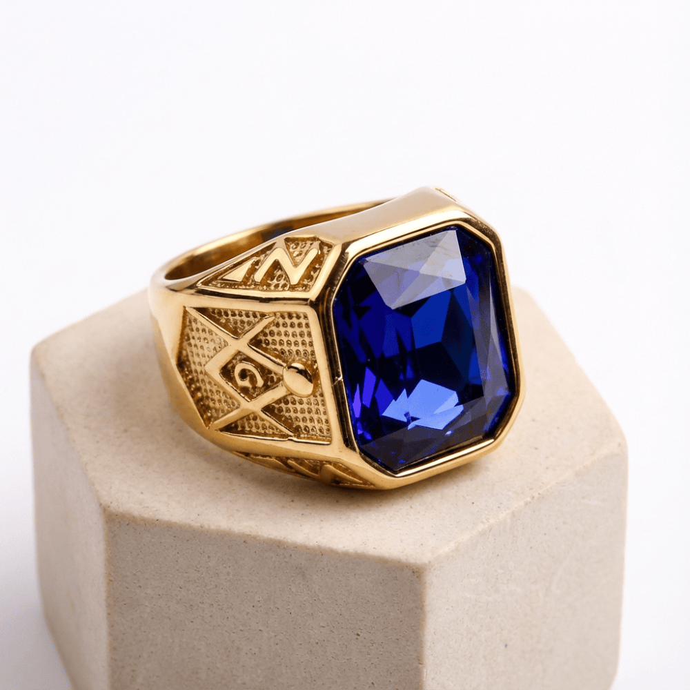 Chevalière homme or pierre couleur saphir bleu facetée