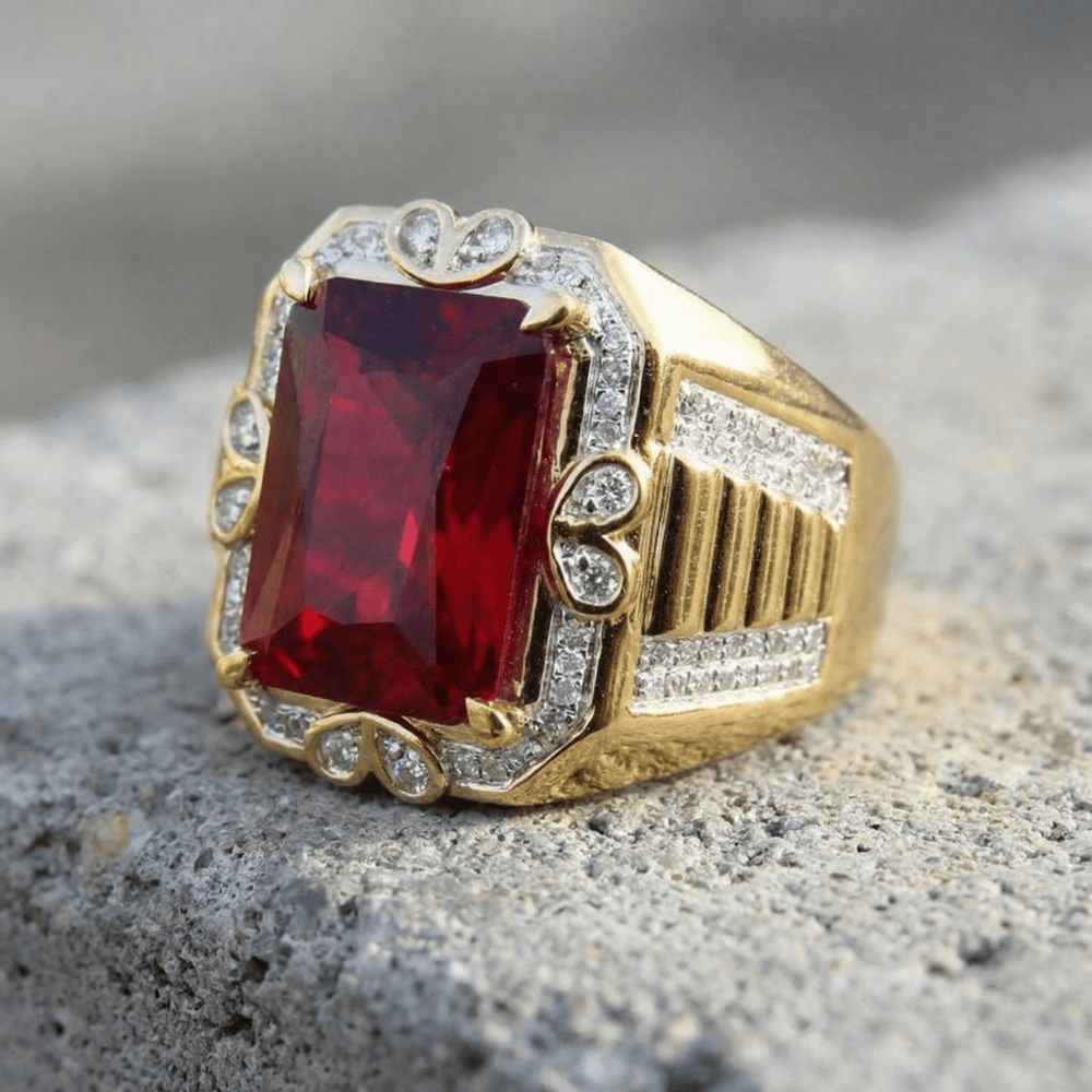 Chevalière pour homme or rubis zircons épaules détail côté