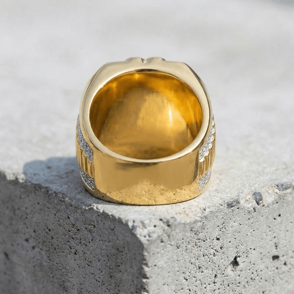 Des Finitions Exemplaires - Bague Chevalière Homme Or et Rubis Plateau Rectangulaire