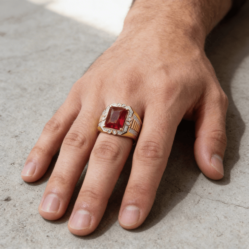 Bague chevalière homme or rubis rouge portée doigt annulaire