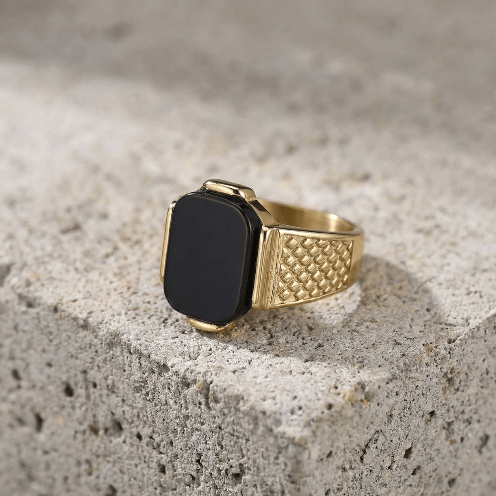 Chevalière homme originale or onyx noir épaules écailles