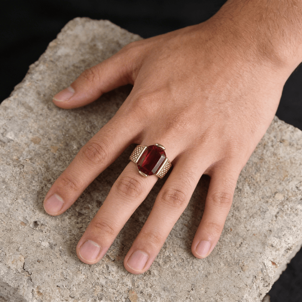 Chevalière homme or rubis rouge portée doigt annulaire