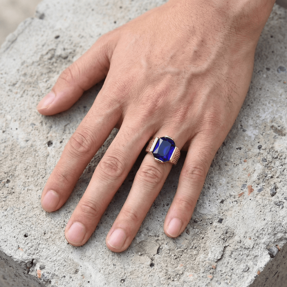 Chevalière pour homme or saphir bleu portée doigt annulaire