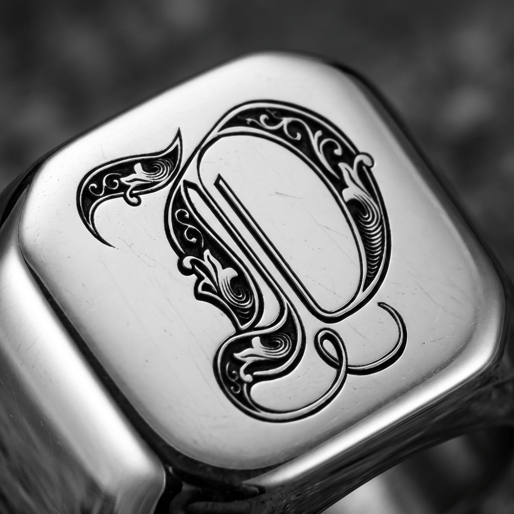 Chevalière homme personnalisé initiale gothique gravure détail