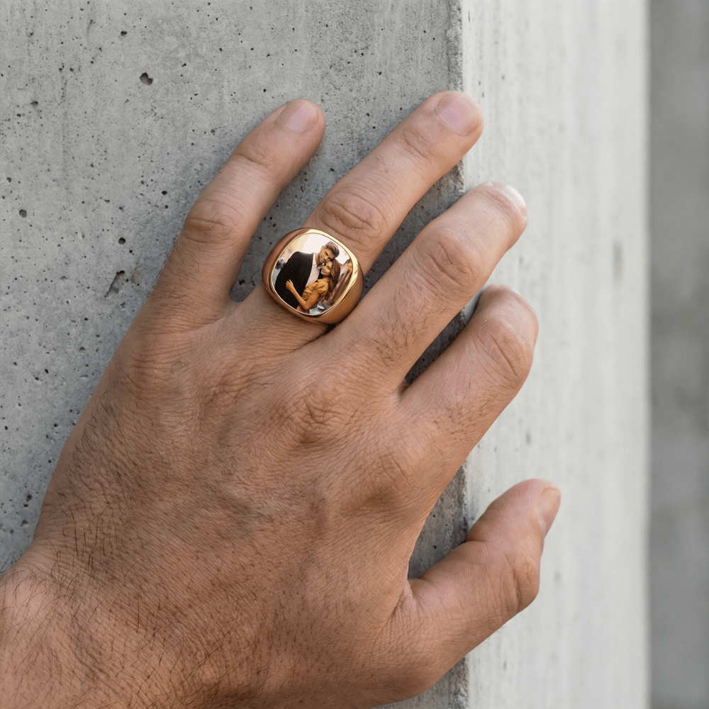 Chevalière photo homme or portée annulaire bague personnalisée