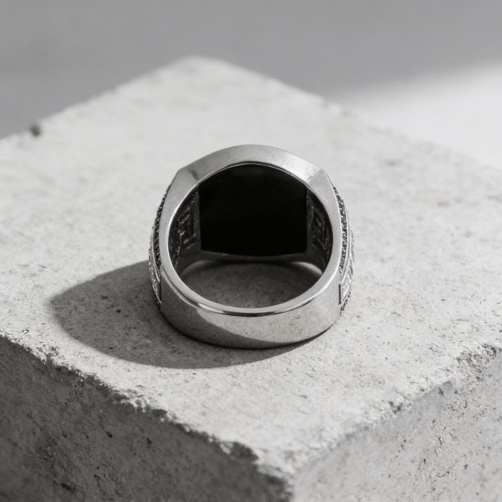 Chevalière pour homme pierre noire argent intérieur