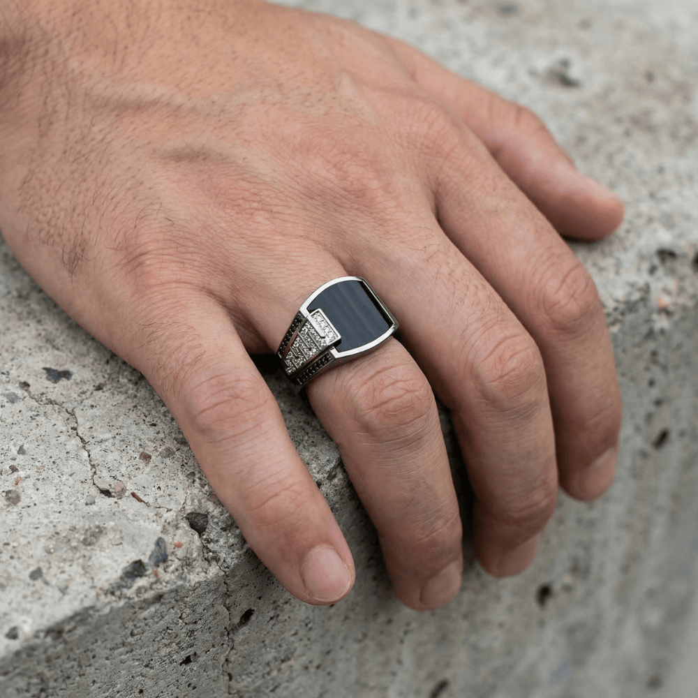 Chevalière homme pierre noire argent portée doigt