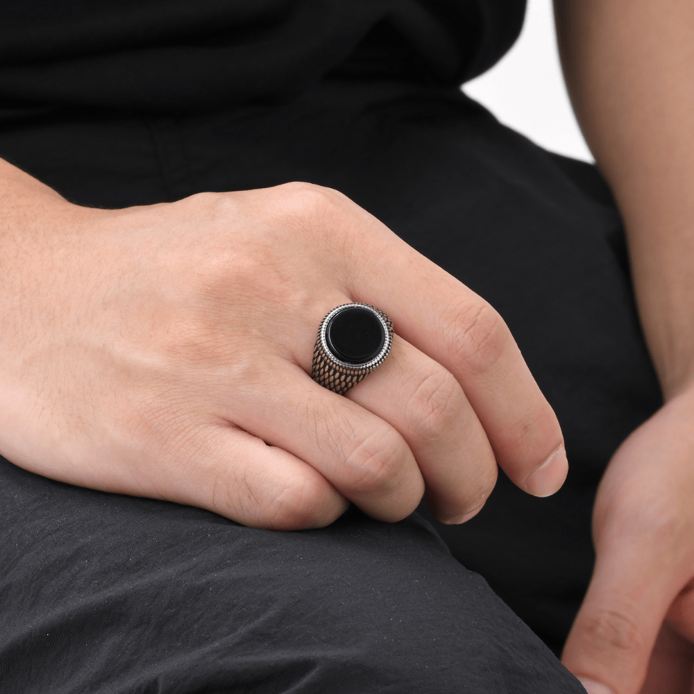 Bague chevalière homme pierre noire onyx portée annulaire