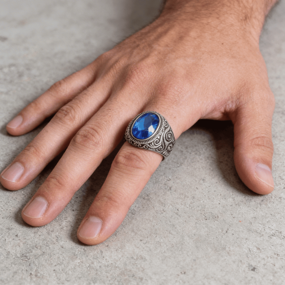 Chevalière pour homme saphir bleu argent portée doigt