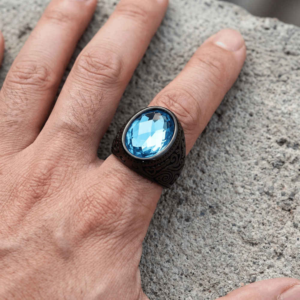 Bague chevalière homme saphir bleu noire portée doigt index