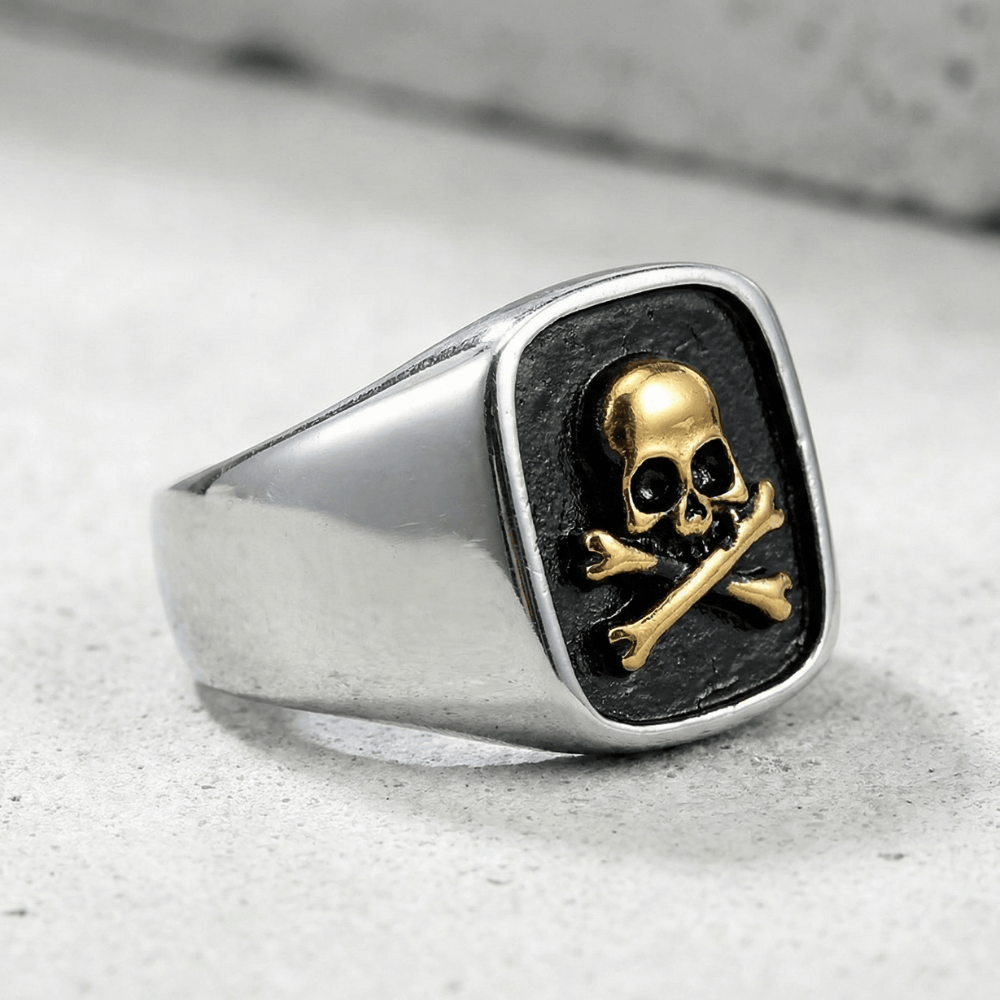 chevalière pour homme plateau coussin skull doré fond noirci relief