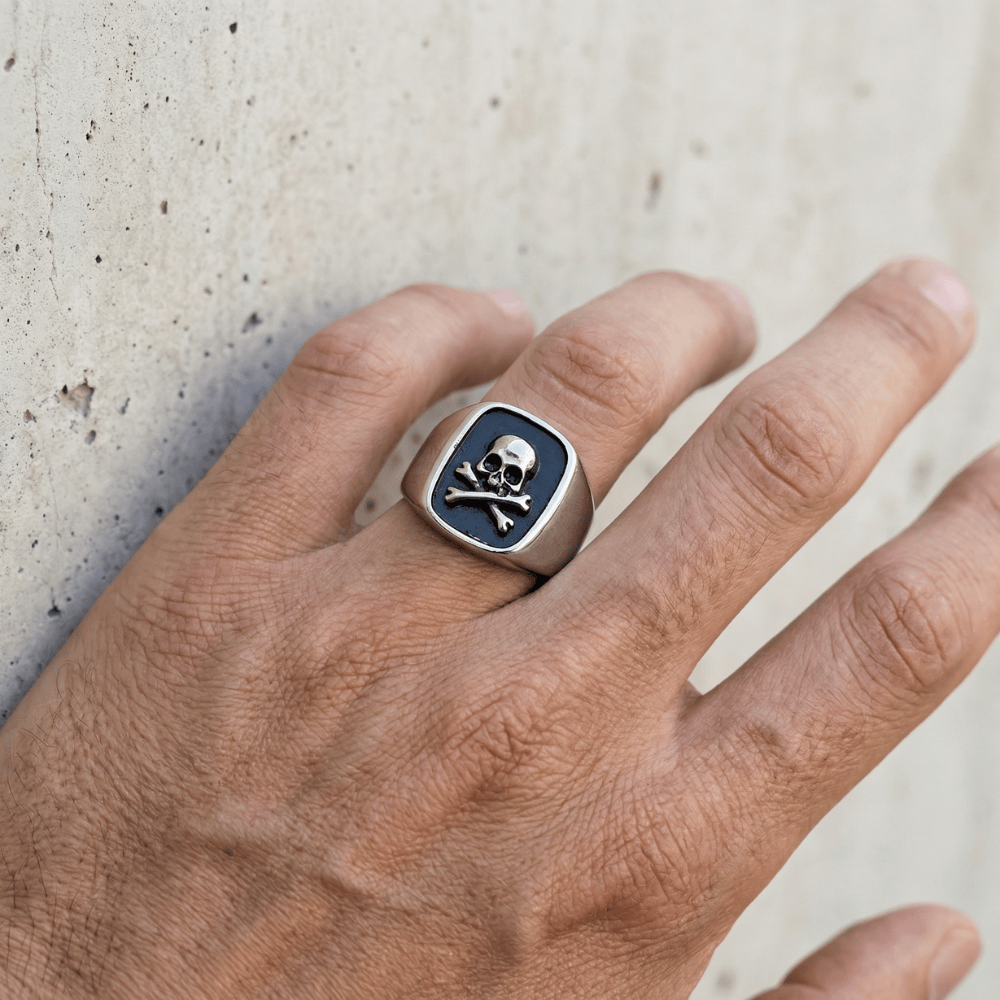 bague chevalière homme argent tête de mort portée index