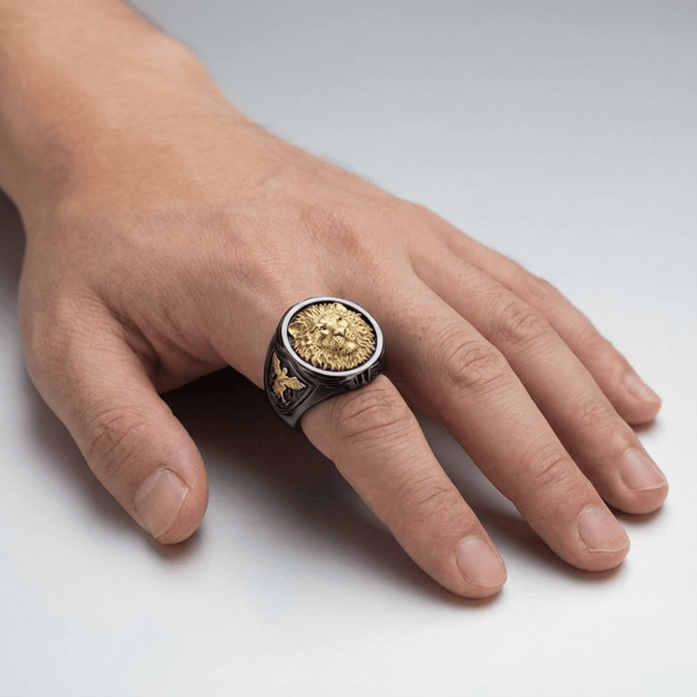 Chevalière pour homme lion noire portée annulaire