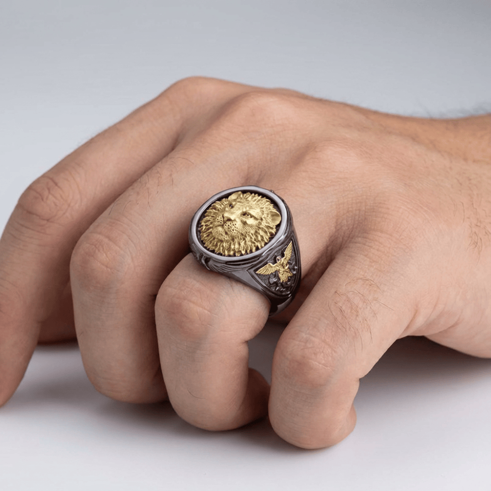 Bague chevalière homme lion noire portée index