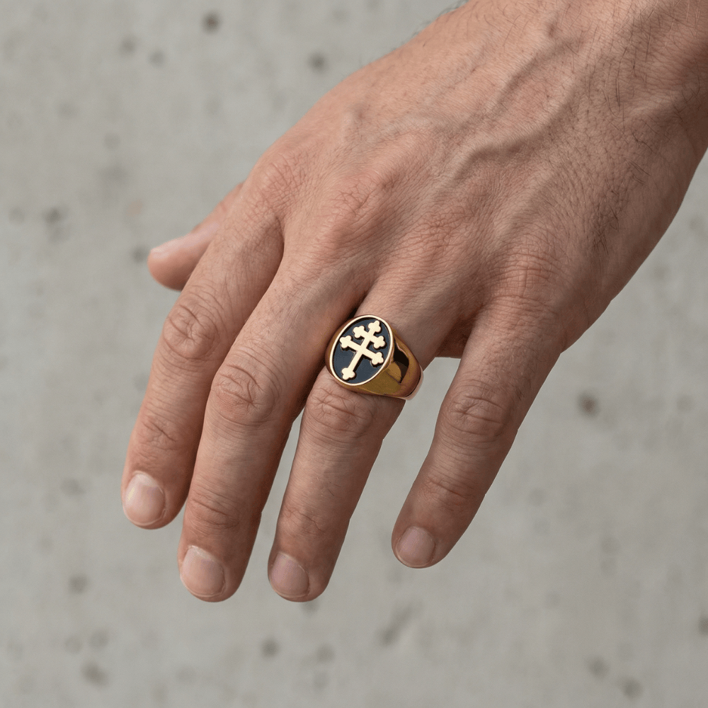 chevalière noire homme or croix templier bague portée annulaire