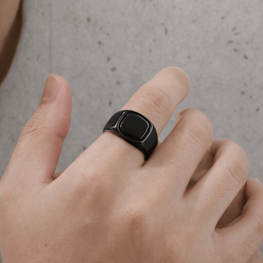Chevalière homme noire onyx portée doigt
