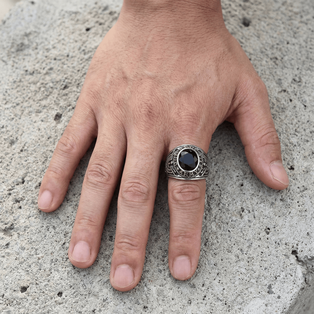 Chevalière ovale homme onyx noir portée doigt annulaire