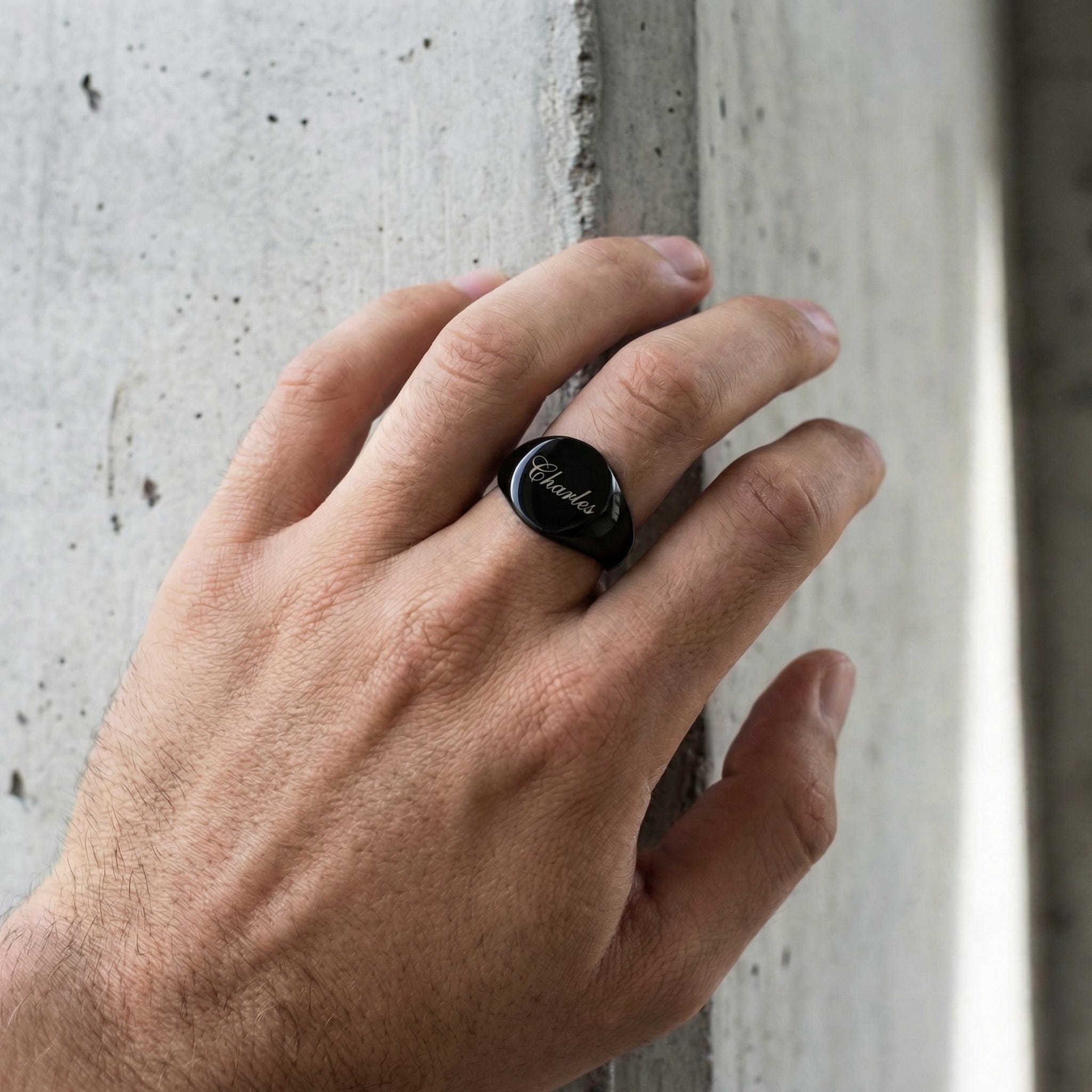 Chevalière personnalisé homme noire portée annulaire bague gravée