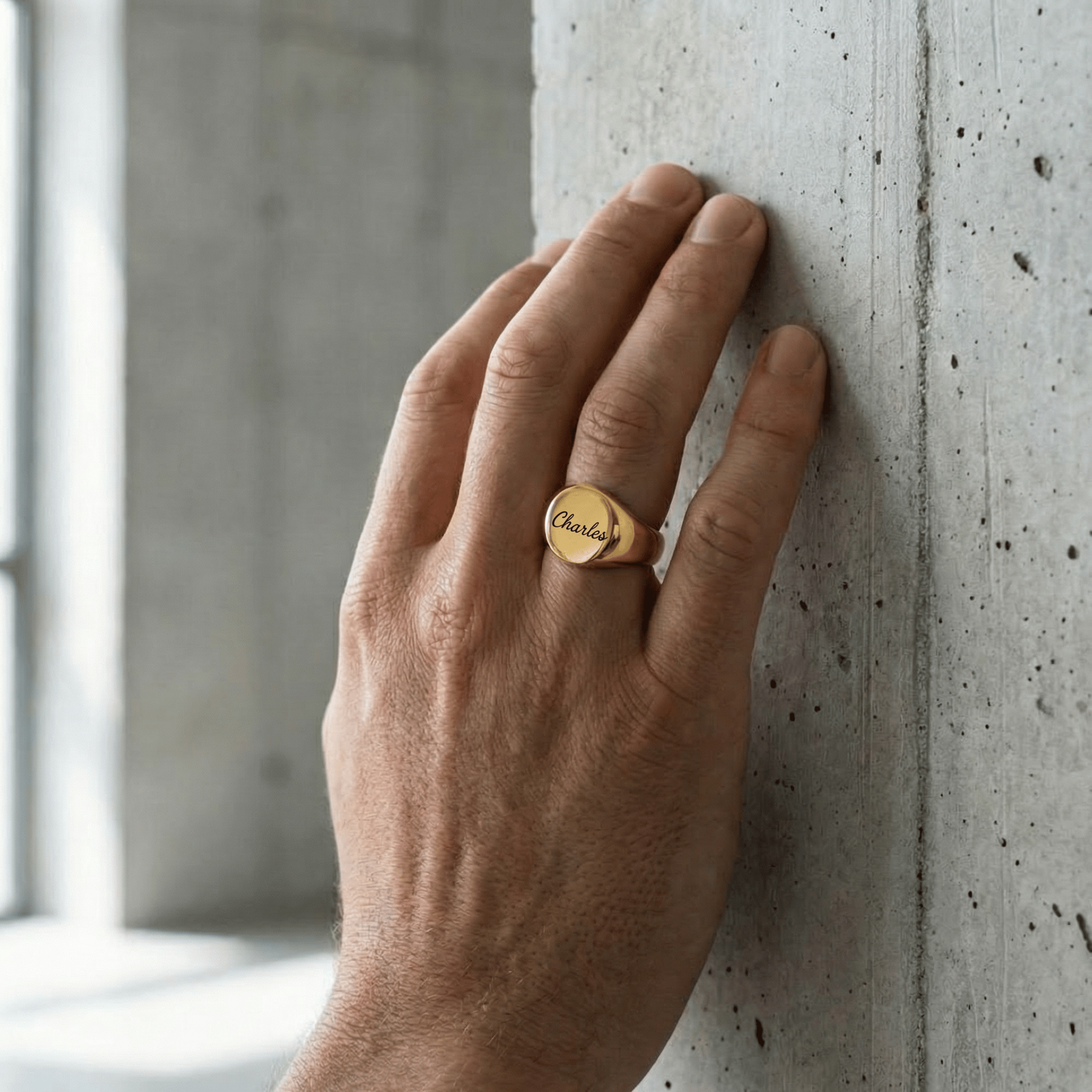 Chevalière personnalisée homme or portée annulaire prénom cursif