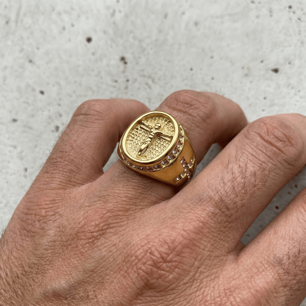 Chevalière pour homme plaqué or croix portée doigt