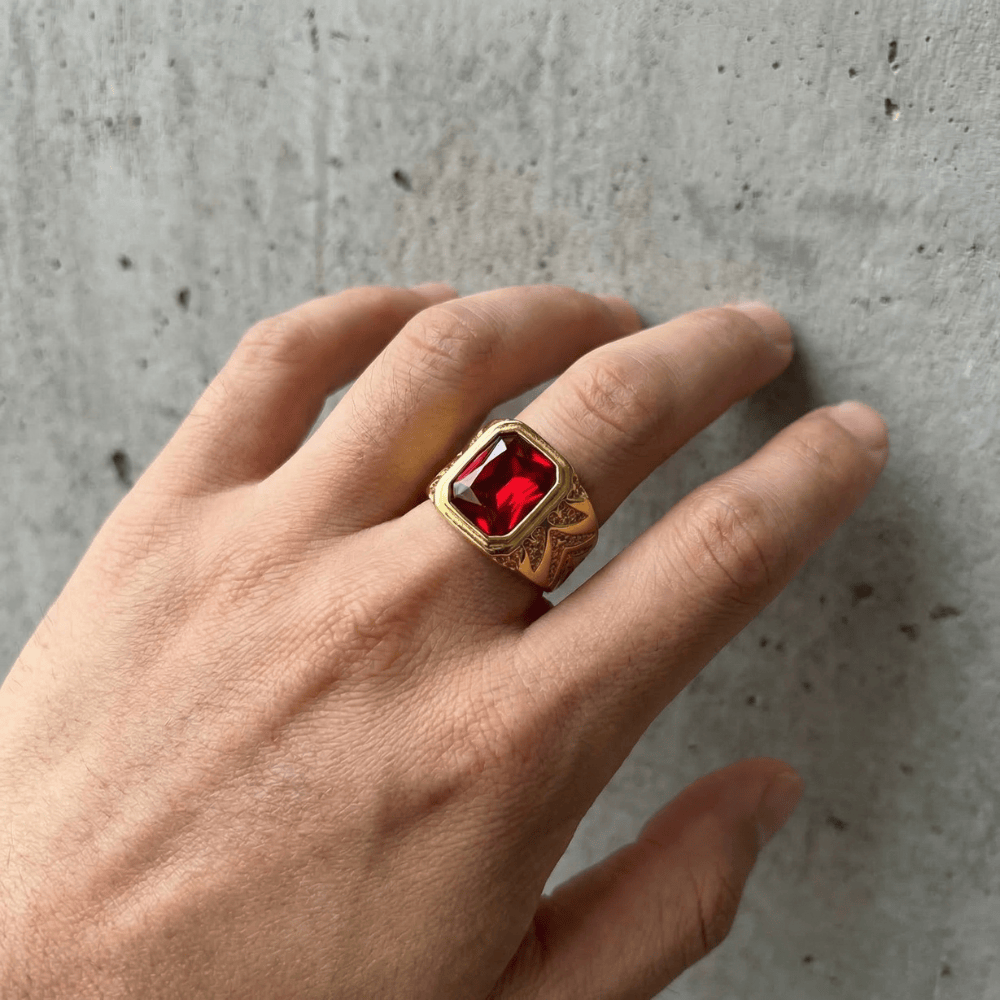 Chevalière rubis homme or portée doigt annulaire