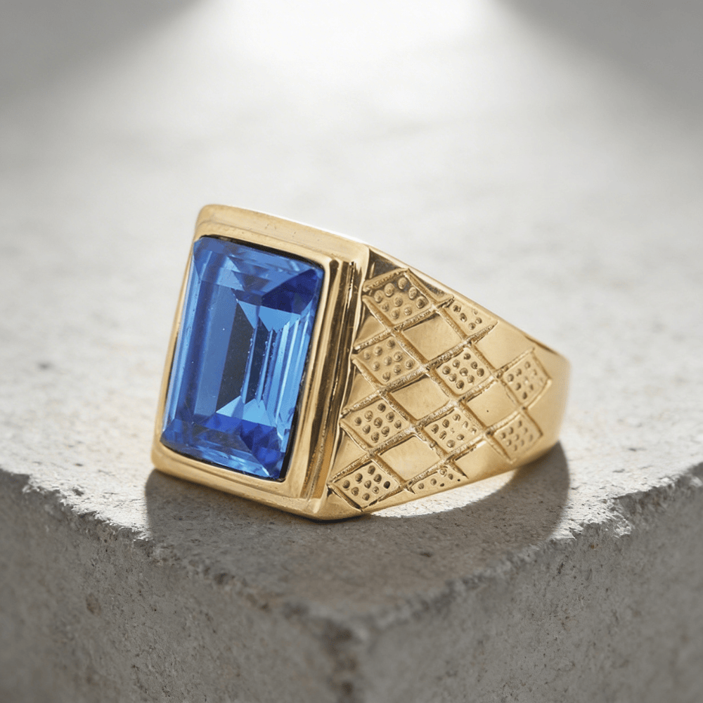 Bague chevalière homme or saphir motif damier épaules