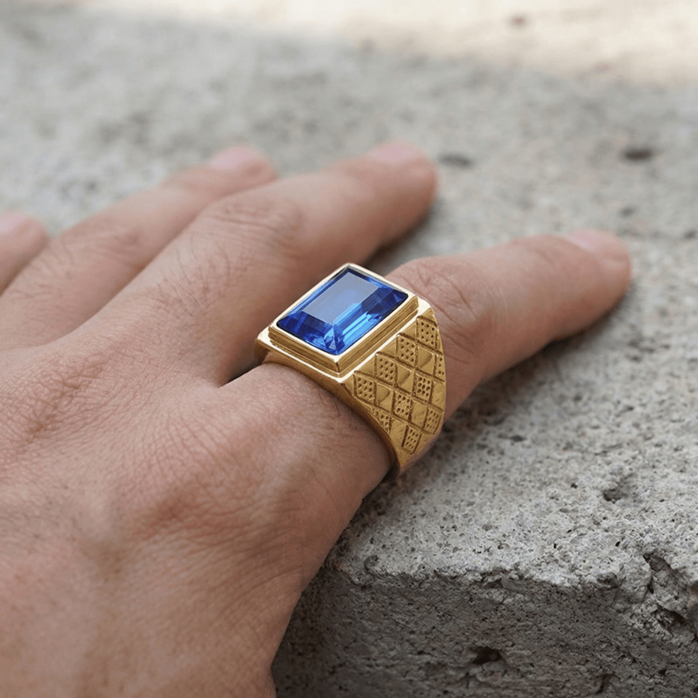 Chevalière saphir homme or portée doigt index acier