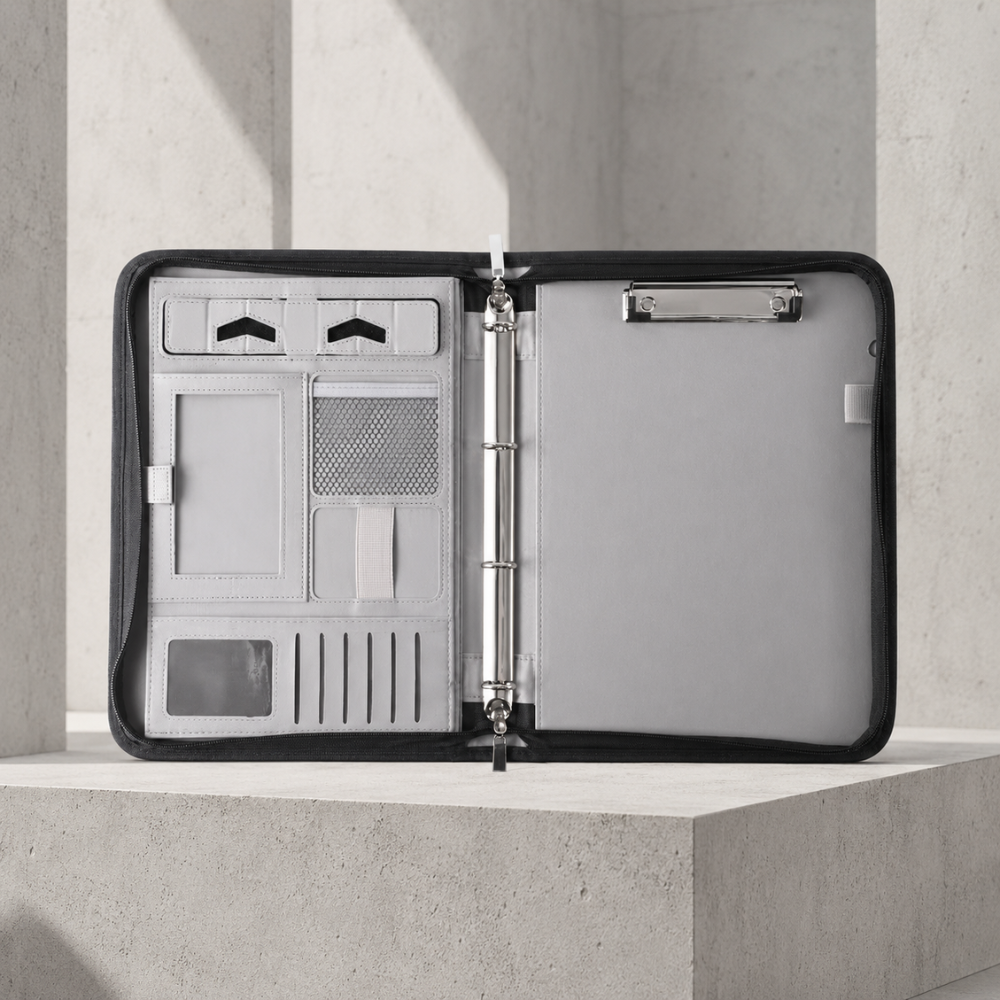 Intérieur gris ouvert : 4 anneaux, pince porte-bloc, porte-cartes et support téléphone