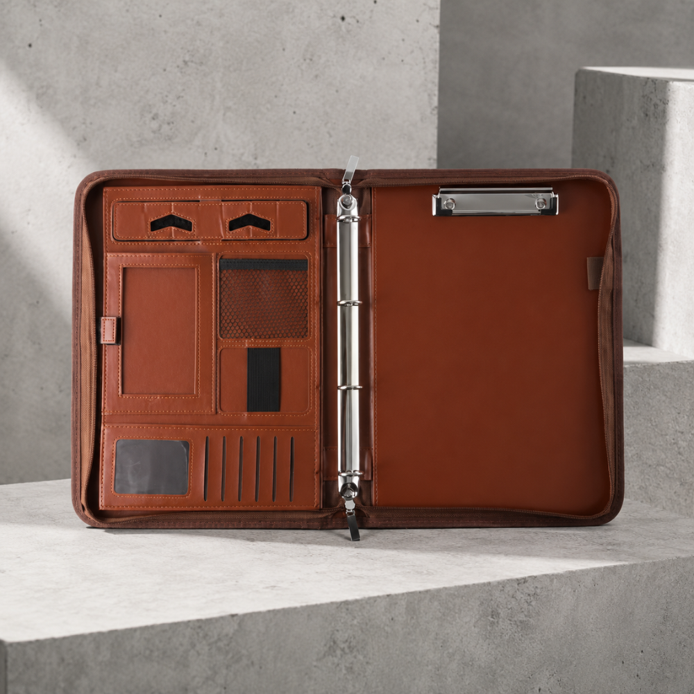 Intérieur marron ouvert : classeur 4 anneaux, pince porte-bloc et porte-cartes